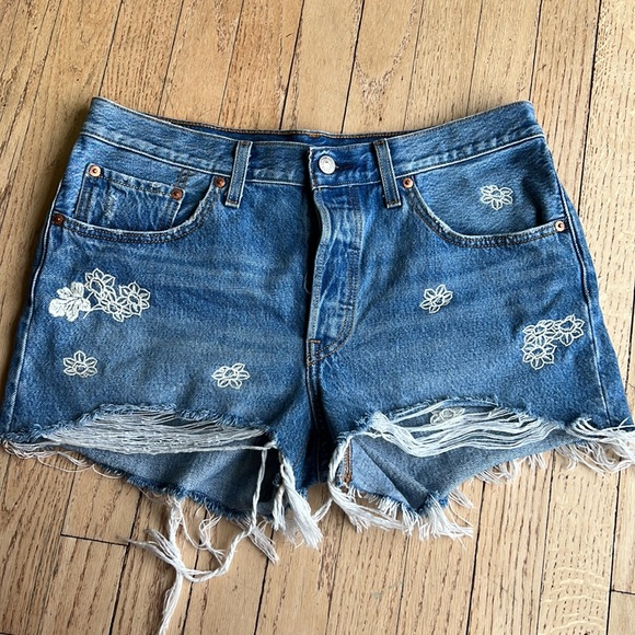 Levi’s high waisted shorts size 30 great condition - Picture 4 of 9